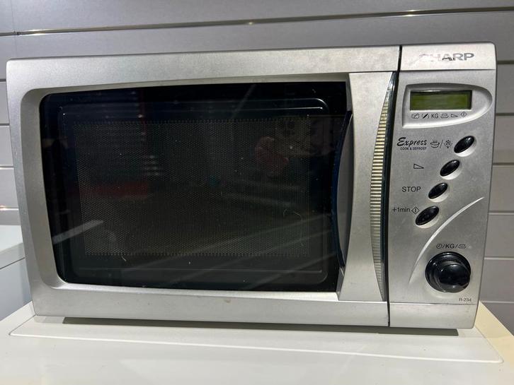 Sharp Magnetron 800W - Goed Werkend!, Witgoed en Apparatuur, Magnetrons, Gebruikt, Vrijstaand, Magnetron, 45 tot 60 cm, Draaiplateau