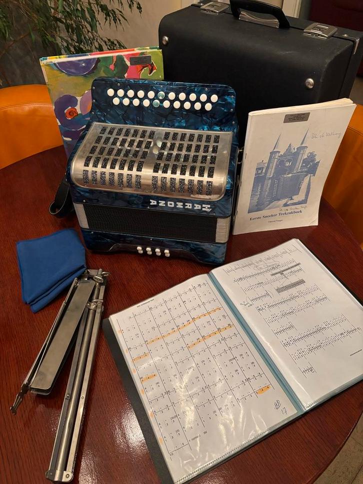 Harmona Trekzak C/F + Koffer, Riemen & Bladmuziek, Muziek en Instrumenten, Accordeons, Gebruikt, Knopaccordeon, Overige formaten