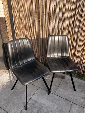 2 mooie, zwarte eetkamerstoelen beschikbaar voor biedingen