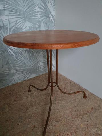 Bijzettafel beschikbaar voor biedingen