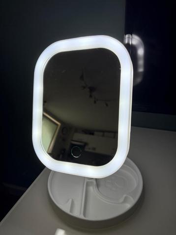 „StudioGlow Stand“ – make-upspiegel beschikbaar voor biedingen