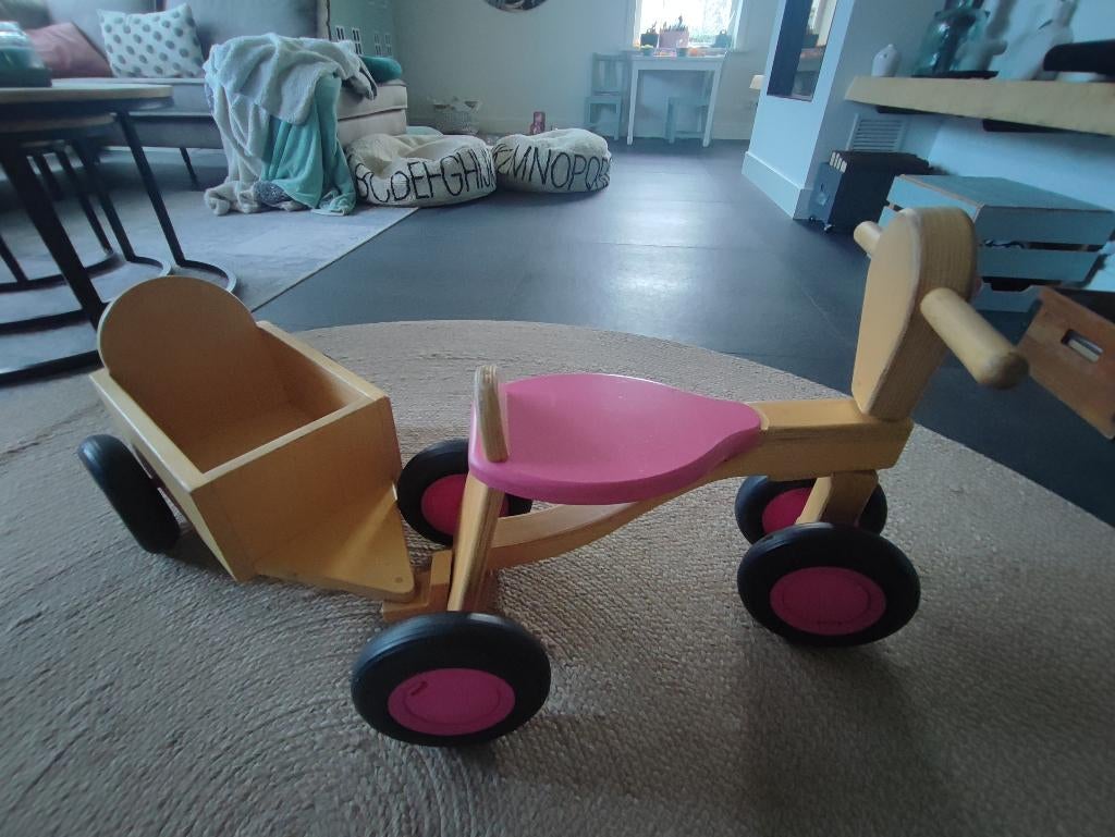 Roze loopfiets met aanhanger., Kinderen en Baby's, Speelgoed | Houten speelgoed, Ophalen of Verzenden, Gebruikt, Rij- of Hobbelspeelgoed