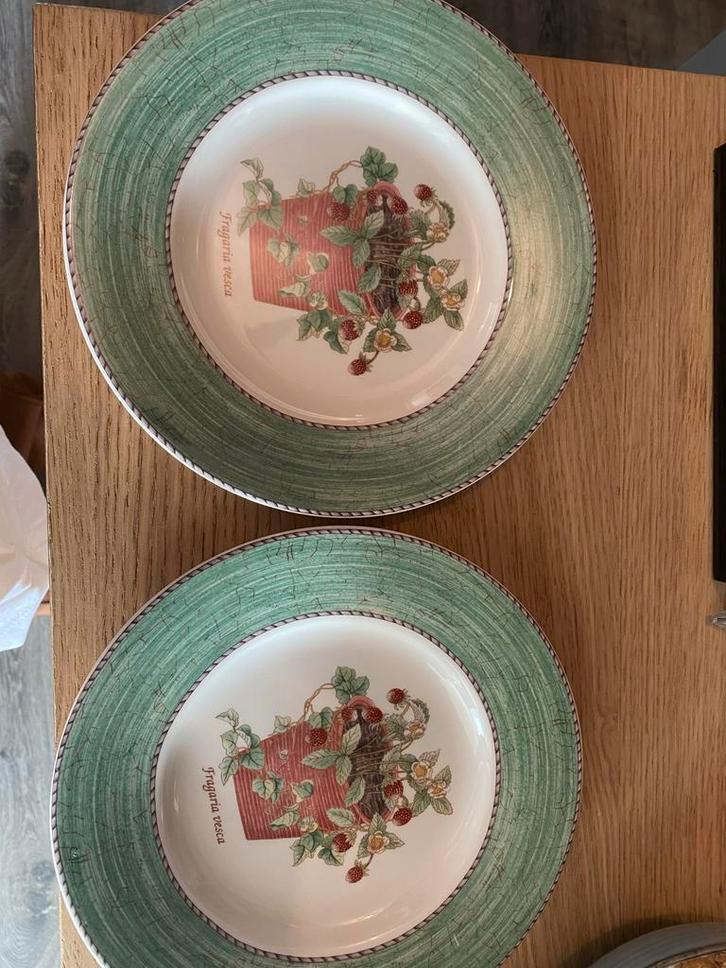 2 Wedgwood Sarah's Garden Ontbijtbordjes, Huis en Inrichting, Keuken | Servies, Gebruikt, Bord(en), Wedgwood, Aardewerk, Ophalen of Verzenden