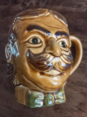 Vintage snor beker met gezicht beschikbaar voor biedingen