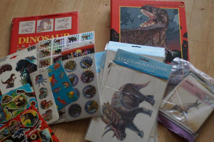 Dinosaurier, boek, stickers enz Moet weg, Hobby en Vrije tijd, Overige Hobby en Vrije tijd, Zo goed als nieuw, Ophalen
