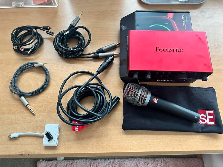 Focusrite Scarlett 2i2 4th Gen + SE V7 Microfoon, Muziek en Instrumenten, Microfoons, Zo goed als nieuw, Studiomicrofoon, Ophalen of Verzenden