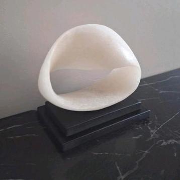 Gaaf hard kunststof crème zwart vakkenkast chique ornament  beschikbaar voor biedingen