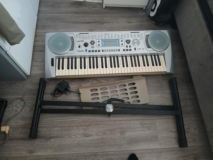 Medeli MC70 keyboard – compleet met standaard en adapter, Muziek en Instrumenten, Keyboards, Gebruikt, 61 toetsen, Medeli, Met standaard