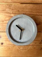 Betonnen klok – analoog, 12 cm diameter (€5), Ophalen, Zo goed als nieuw, Analoog, Wekker of Tafelklok