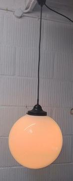 TWEE  VINTAGE HANGLAMPEN GLASBOLLEN  VAN 30 CM DOORSNEDE, Ophalen of Verzenden, Zo goed als nieuw, Minder dan 50 cm