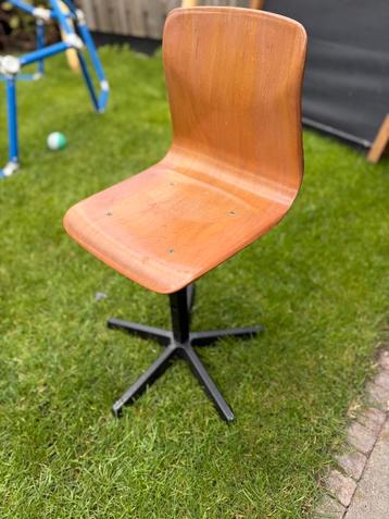  Vintage schoolstoeltje met draaivoet – industrieel beschikbaar voor biedingen