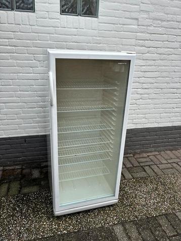 Koelkast met glazen deur beschikbaar voor biedingen