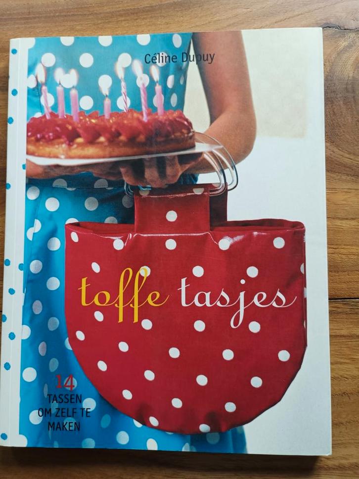 Toffe tasjes,  tassen maken Celine Dupuy, Boeken, Hobby en Vrije tijd, Zo goed als nieuw, Borduren en Naaien, Ophalen of Verzenden