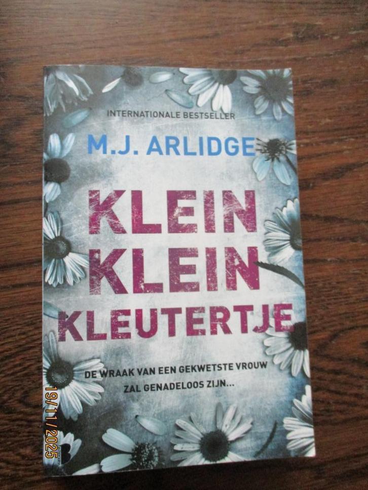 Klein klein kleutertje Arlidge  Helen Grace 9789022582855 #, Boeken, Overige Boeken, Zo goed als nieuw, Ophalen of Verzenden
