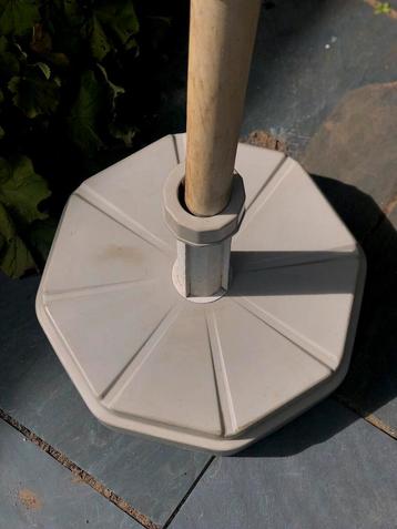 Zware Parasolvoet Kunstof/Beton Taupe met Wieltjes Ø 45 Cm beschikbaar voor biedingen