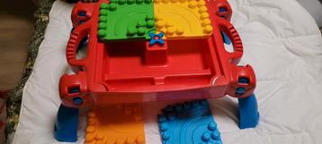 Mega Blocks Tafeltje met blokken beschikbaar voor biedingen