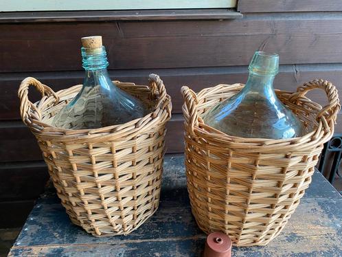 Brocante gist/bol flessen in mand, 49 cm, Antiek en Kunst, Antiek | Woonaccessoires, Ophalen