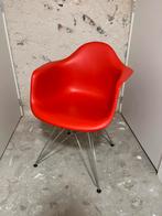 Vitra Eames Plastic Armchair DAR - rood, Huis en Inrichting, Stoelen, Ophalen, Drie, Zo goed als nieuw, Metaal