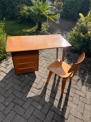 Cees Braakman Pastoe bureau EB02 met bijbehorende stoel SB03 beschikbaar voor biedingen