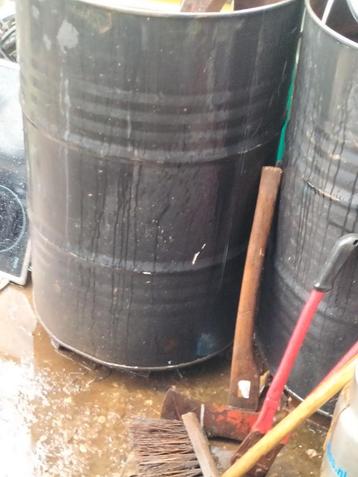 Gebruikte metalen vaten beschikbaar voor biedingen