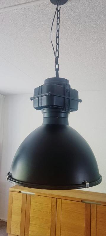 Stoere industriële hanglamp beschikbaar voor biedingen