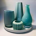 Vier vaasjes, glas en keramiek, op wit porseleinen bord, Blauw, Aardewerk of Porselein, Ophalen of Verzenden, Zo goed als nieuw