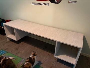 Kinderbureau beschikbaar voor biedingen
