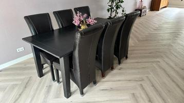 Eetkamerset bestaande uit een tafel en 6 stoelen beschikbaar voor biedingen