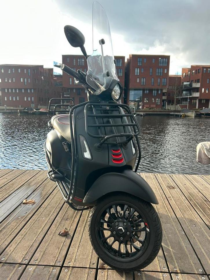 Full option vespa sprint Alarm 5-2021 I-get E5 mat zwart, Fietsen en Brommers, Scooters | Vespa, Zo goed als nieuw, Benzine, Ophalen