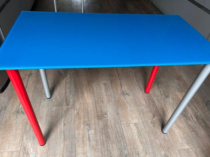 IKEA vika glasholm bureau tafel blauw glas 52x99cm, Huis en Inrichting, Bureaus, Gebruikt, Bureau, Ophalen
