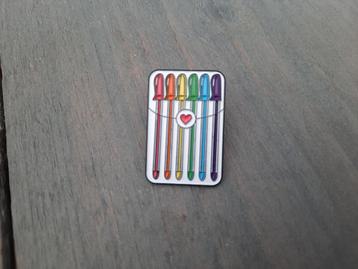 1 mooie pin van een doos met kleurrijke pennen te koop beschikbaar voor biedingen