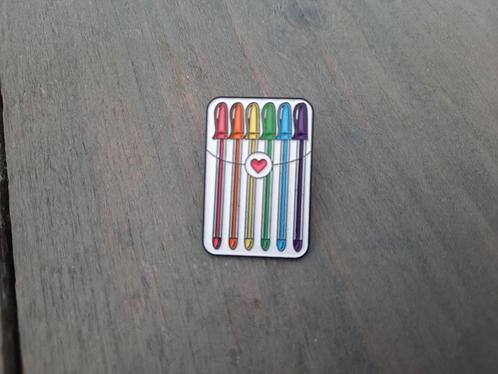 1 mooie pin van een doos met kleurrijke pennen te koop, Verzamelen, Speldjes, Pins en Buttons, Nieuw, Speldje of Pin, Overige onderwerpen