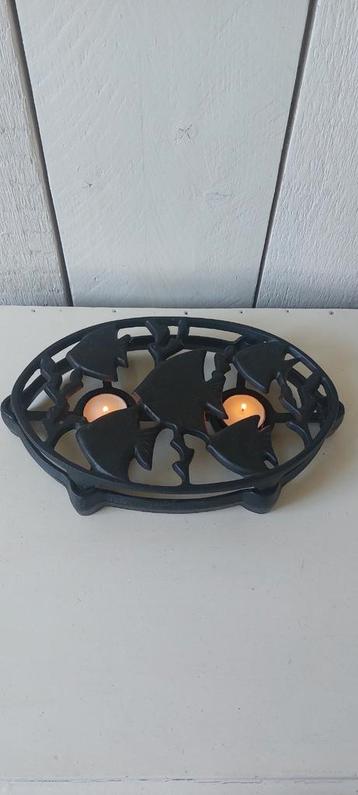 Zwart warmhoudplaatje met vissen om vis te serveren vissaus  beschikbaar voor biedingen