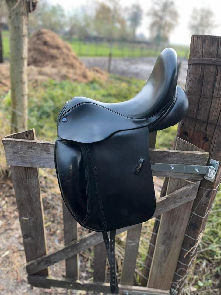 Net dressuurzadel 17,5 inch Euroriding, Dieren en Toebehoren, Paarden en Pony's | Zadels, Zo goed als nieuw, Dressuur, Ophalen of Verzenden