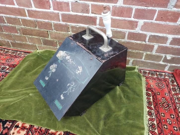 Antieke zwarte smeedijzeren kolenbak met schep., Antiek en Kunst, Antiek | Woonaccessoires, Ophalen of Verzenden