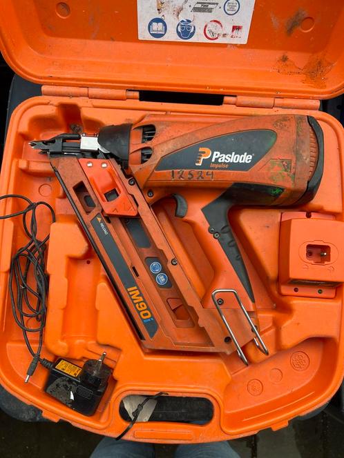 Paslode IM90i Gasnagelapparaat, Doe-het-zelf en Verbouw, Gereedschap | Handgereedschap, Zo goed als nieuw, Ophalen of Verzenden