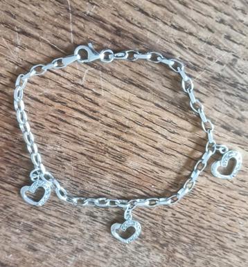 Zilveren armbandje met hartjes beschikbaar voor biedingen