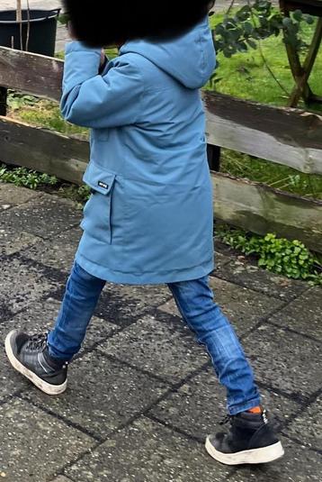Winterjas WE kids 122/128 en bijpassende nieuwe muts sjaal beschikbaar voor biedingen