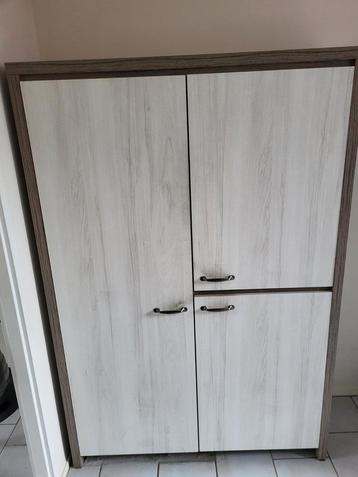 Wandkast i.z.g.st. beschikbaar voor biedingen
