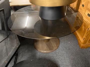 Tafel smoke glas 130cm vintage look op mangohout trompetvoet beschikbaar voor biedingen