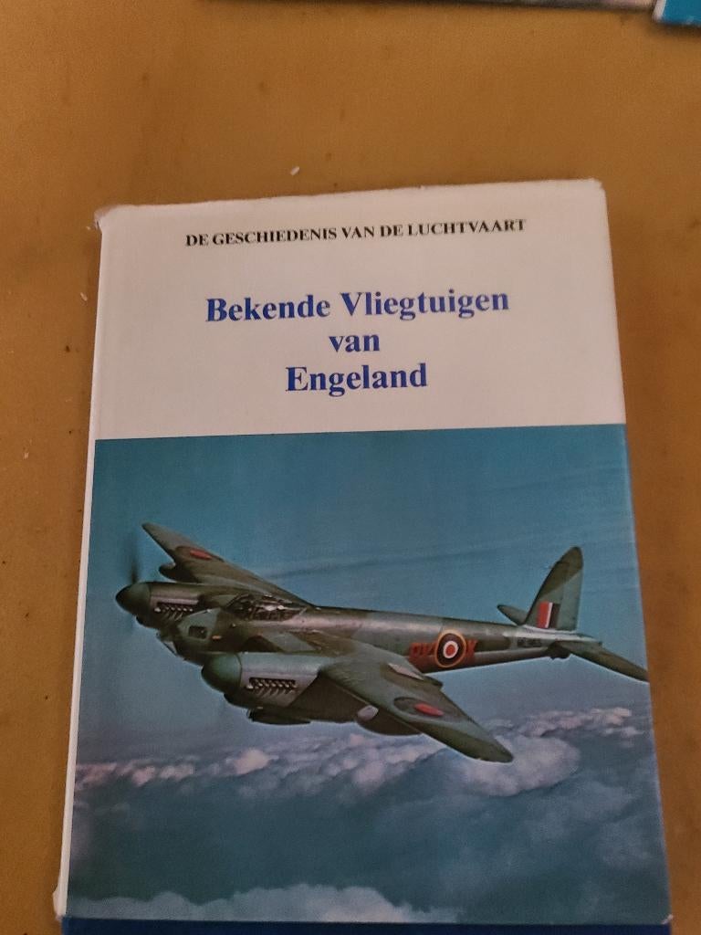 boek bekende vliegtuigen van Engeland, Verzamelen, Luchtvaart en Vliegtuigspotten, Ophalen of Verzenden, Zo goed als nieuw, Boek of Tijdschrift