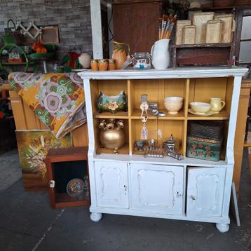 Biedermeier kastje okergeel/wit beschikbaar voor biedingen