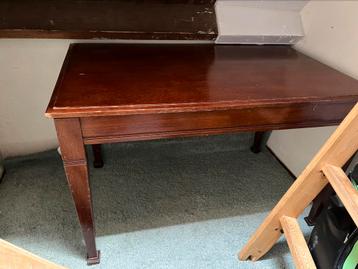 Mahoniehouten tafel – 74 x 118 cm – beschikbaar voor biedingen