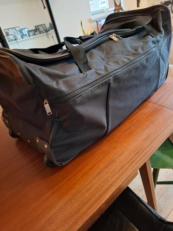 Nieuwe Sporttas / Reistas - 75x35x35cm met wieltjes beschikbaar voor biedingen