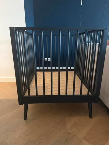 Zwarte Box 98x78 beschikbaar voor biedingen