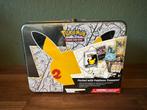 Nieuw en geseald: Pokemon celebrations Collectors Chest, Ophalen of Verzenden, Nieuw