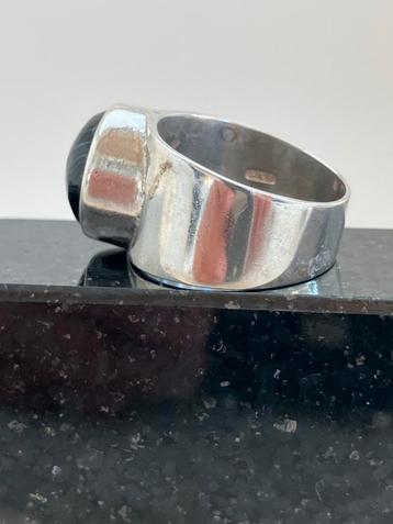 Brede zilveren ring met agaat beschikbaar voor biedingen