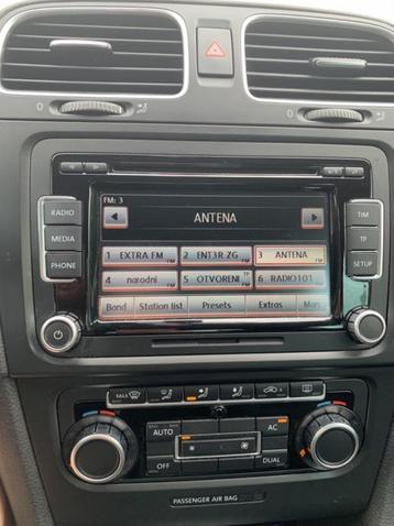 ORGI VW RADIO RCD 510 SCHERM GOLF POLO CADDY T5 T6 MET CODE beschikbaar voor biedingen