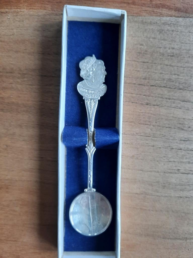 Juliana Lepeltje 1948-1980 Koningshuis, Ophalen