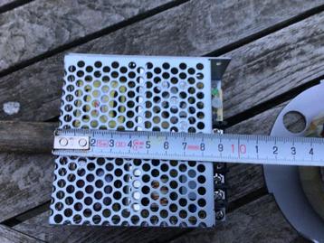 Voeding 24 VDC 2,2 A compacte vierkant 10 x 10 cm x 3,5 dik beschikbaar voor biedingen